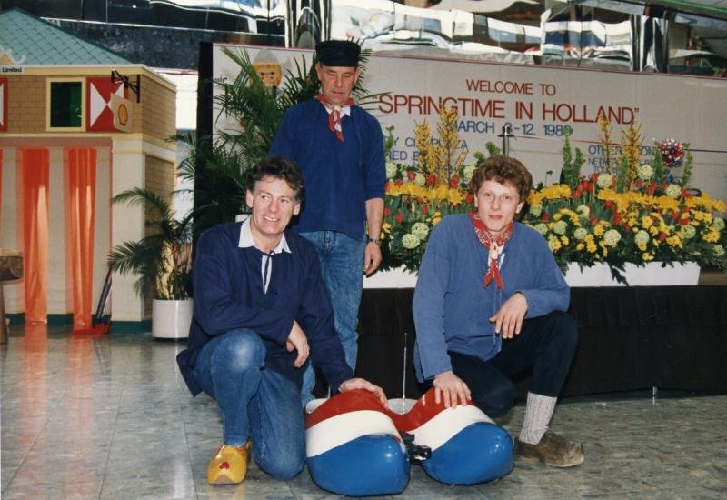 Feestvierend publiek bij de draaiorgels