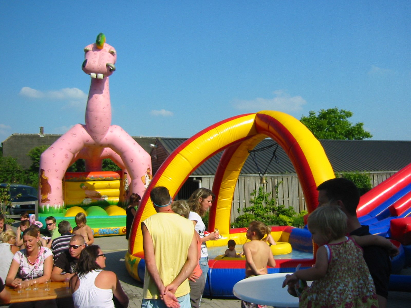 Luchtkussen en ballenbak op een feest